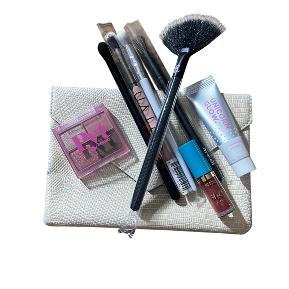 Makeup/Brush (7 items) Bundle with Bag Included